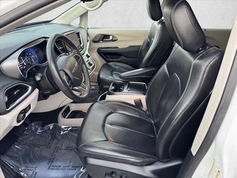 Used 2023 Chrysler Pacifica Touring-L FWD image 10