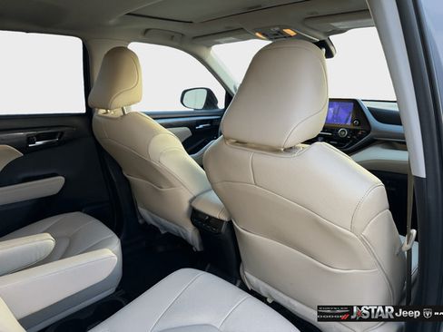 Used 2024 Toyota Highlander Limited FWD image 36