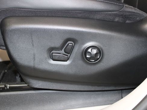 Used 2024 Chrysler Pacifica Touring-L image 31