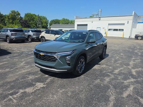 New 2026 Chevrolet Trax LT w/ Driver Confidence Package FWD image 3