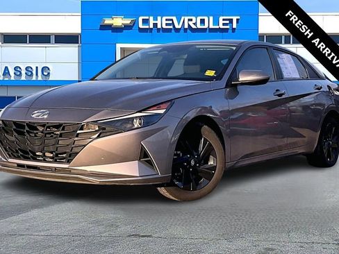 Used 2023 Hyundai Elantra SEL w/ Preferred Accessory Package image 3