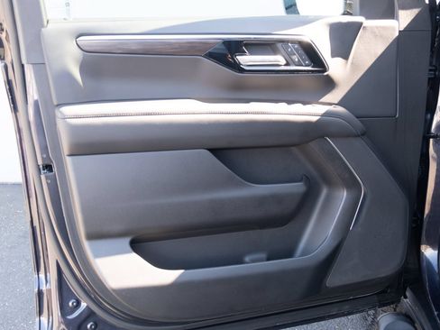 Used 2025 Chevrolet Suburban Z71 AWD/4WD image 14