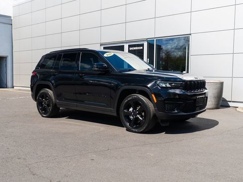 Used 2024 Jeep Grand Cherokee Altitude AWD/4WD image 29