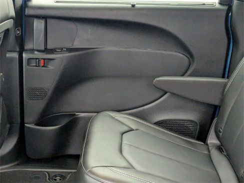 New 2026 Chrysler Pacifica Select image 28