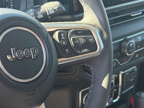 Used 2025 Jeep Wrangler Unlimited Sahara image 23