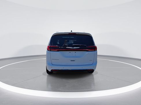 Used 2023 Chrysler Pacifica Limited AWD/4WD image 8