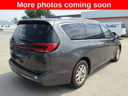 Used 2021 Chrysler Pacifica Touring-L FWD image 5