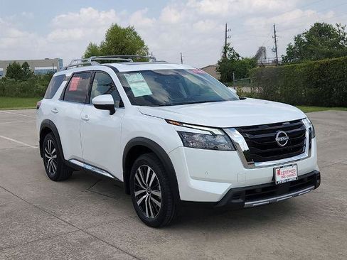 Certified 2025 Nissan Pathfinder Platinum w/ Cargo Package FWD image 3