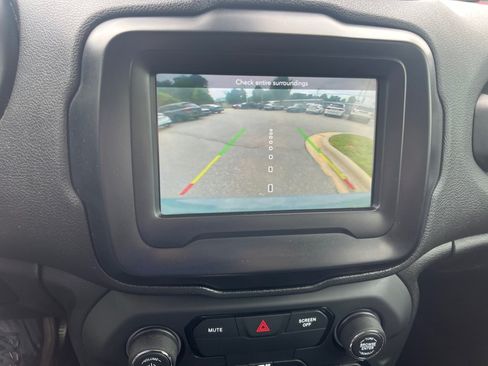 Used 2018 Jeep Renegade Latitude FWD image 23