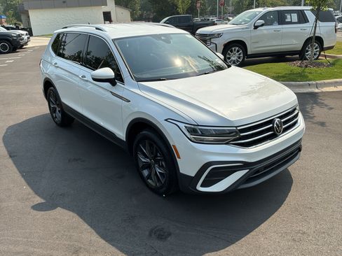 Used 2023 Volkswagen Tiguan SE FWD image 2