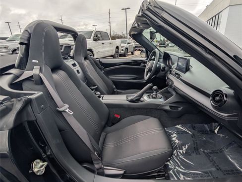Used 2021 MAZDA MX-5 Miata Club image 12