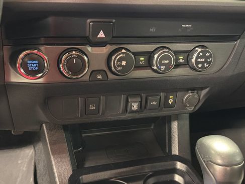 Used 2020 Toyota Tacoma TRD Sport AWD/4WD image 38