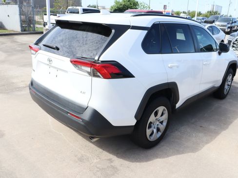 Used 2021 Toyota RAV4 LE image 11