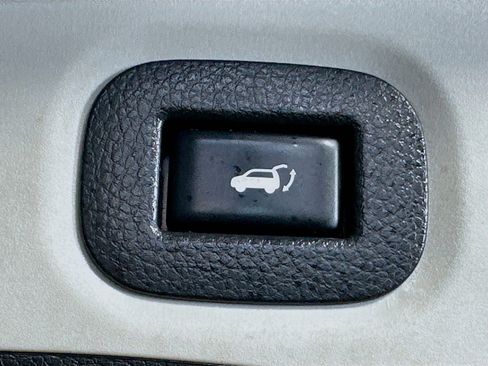 Used 2020 Nissan Rogue SV image 30