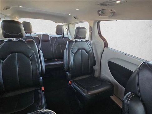 Used 2023 Chrysler Pacifica Touring-L FWD image 7