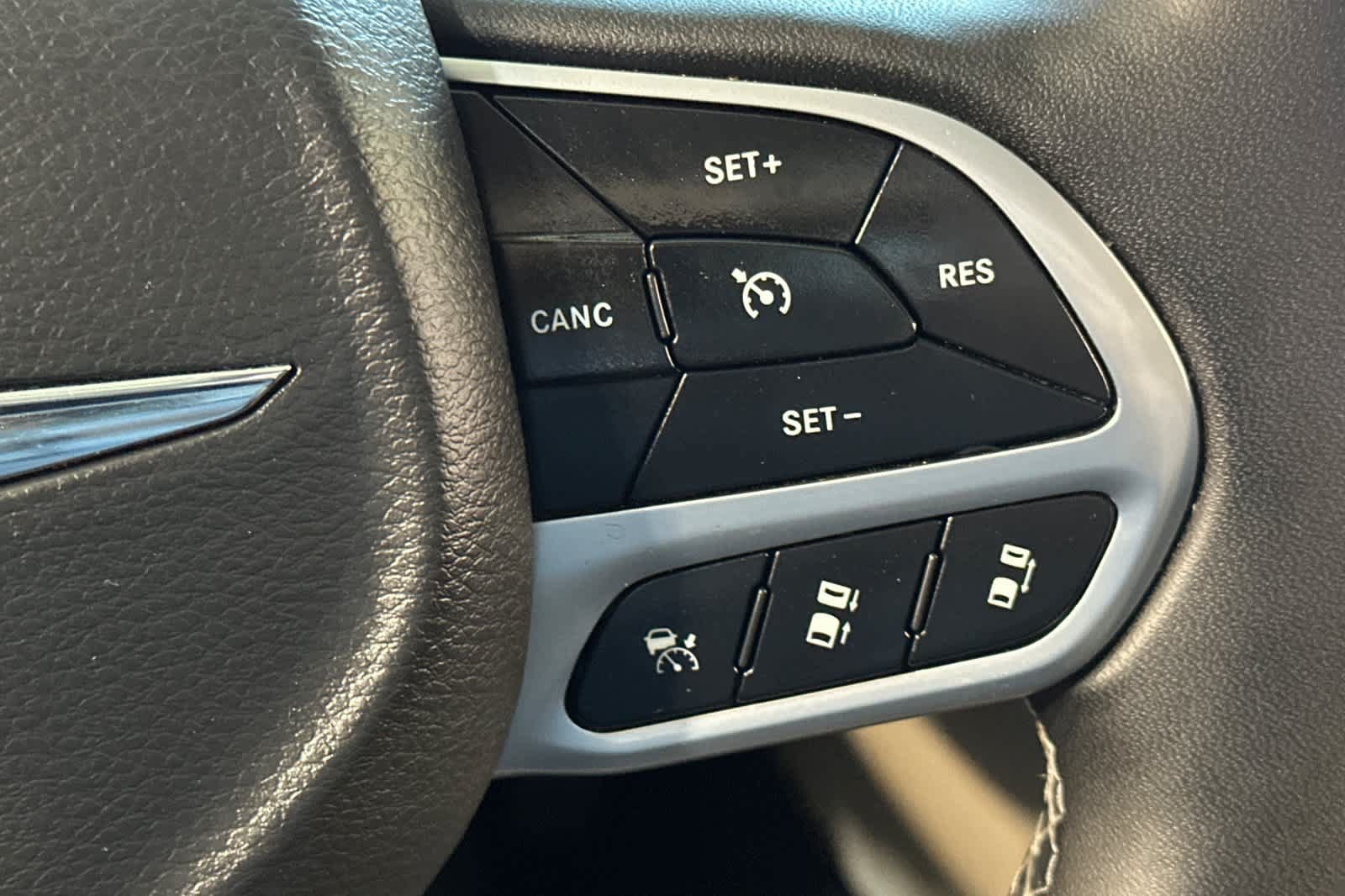 Used 2023 Chrysler Pacifica Touring-L FWD image 41