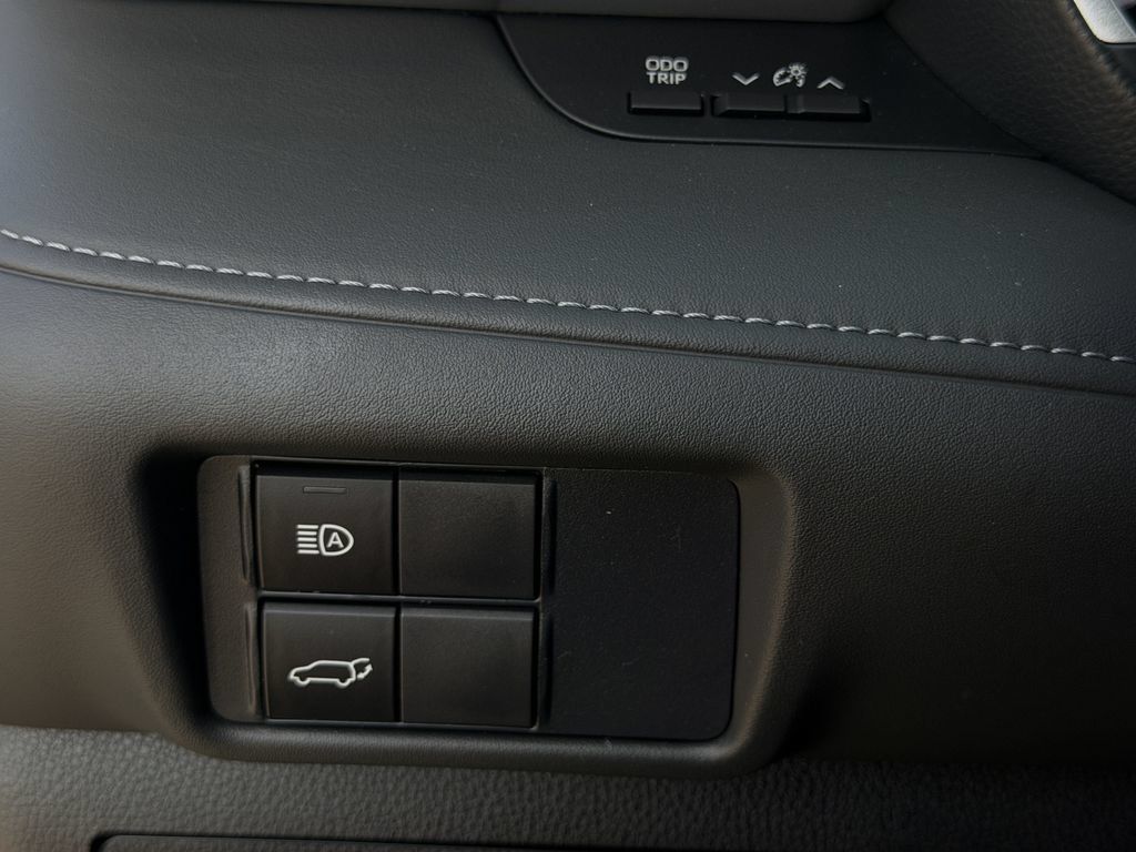 Used 2021 Toyota Highlander XLE FWD image 22