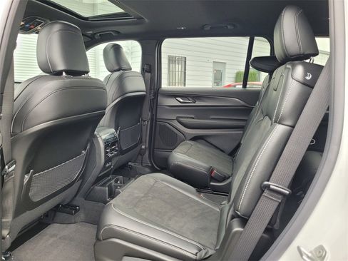 New 2025 Jeep Grand Cherokee L Altitude image 13