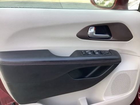 Used 2018 Chrysler Pacifica Touring-L Plus FWD image 13