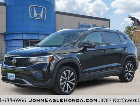 Used 2024 Volkswagen Taos SE FWD image 1