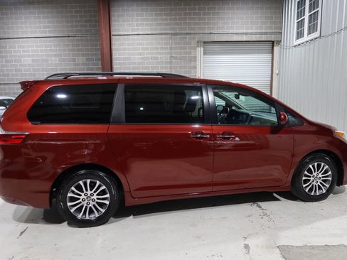 Used 2019 Toyota Sienna XLE FWD image 6