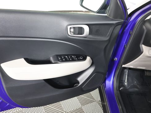 Used 2024 Hyundai Venue SEL image 36