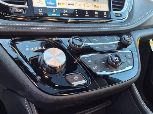 New 2026 Chrysler Pacifica Limited image 7