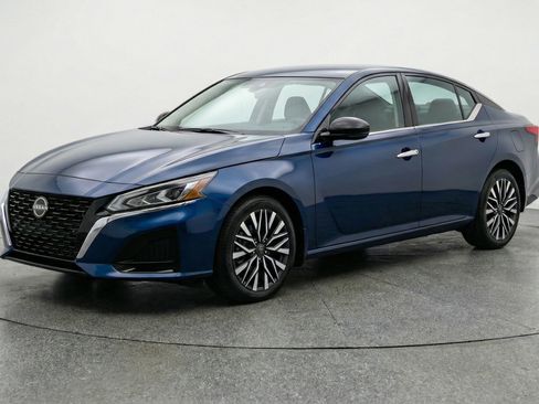 Used 2025 Nissan Altima 2.5 SV image 3