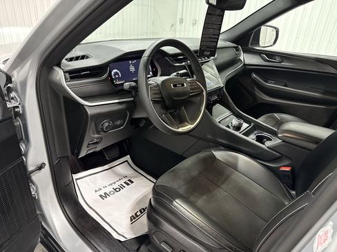 Used 2024 Jeep Grand Cherokee Altitude image 10