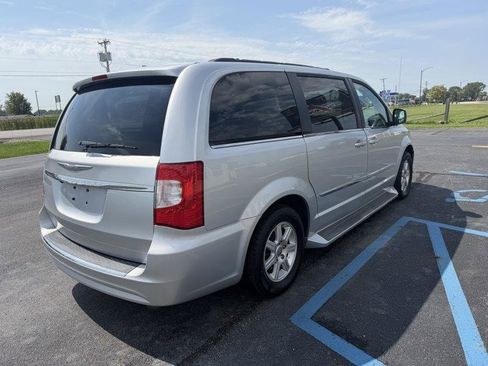 Used 2011 Chrysler Town & Country Touring FWD image 11