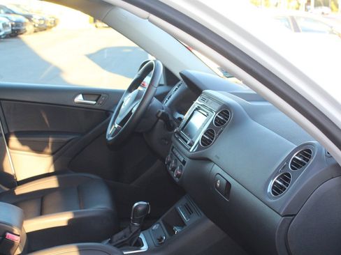 Used 2017 Volkswagen Tiguan S image 16