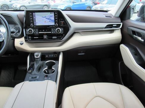 Used 2022 Toyota Highlander XLE AWD/4WD image 15