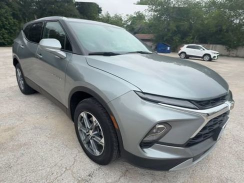 Used 2025 Chevrolet Blazer LT FWD image 2