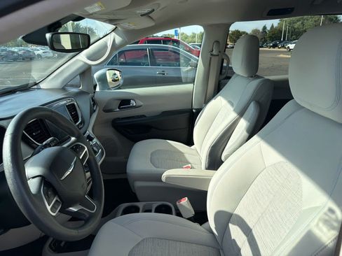 Used 2018 Chrysler Pacifica Touring Plus FWD image 29
