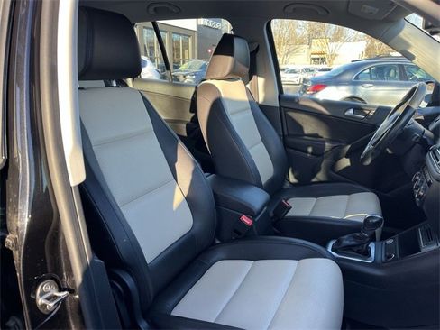Used 2017 Volkswagen Tiguan S image 25