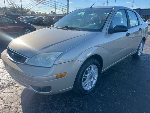 Used 2006 Ford Focus ZX4 Sedan FWD image 3