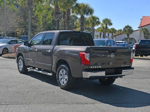 Used 2019 Nissan Titan SV image 3
