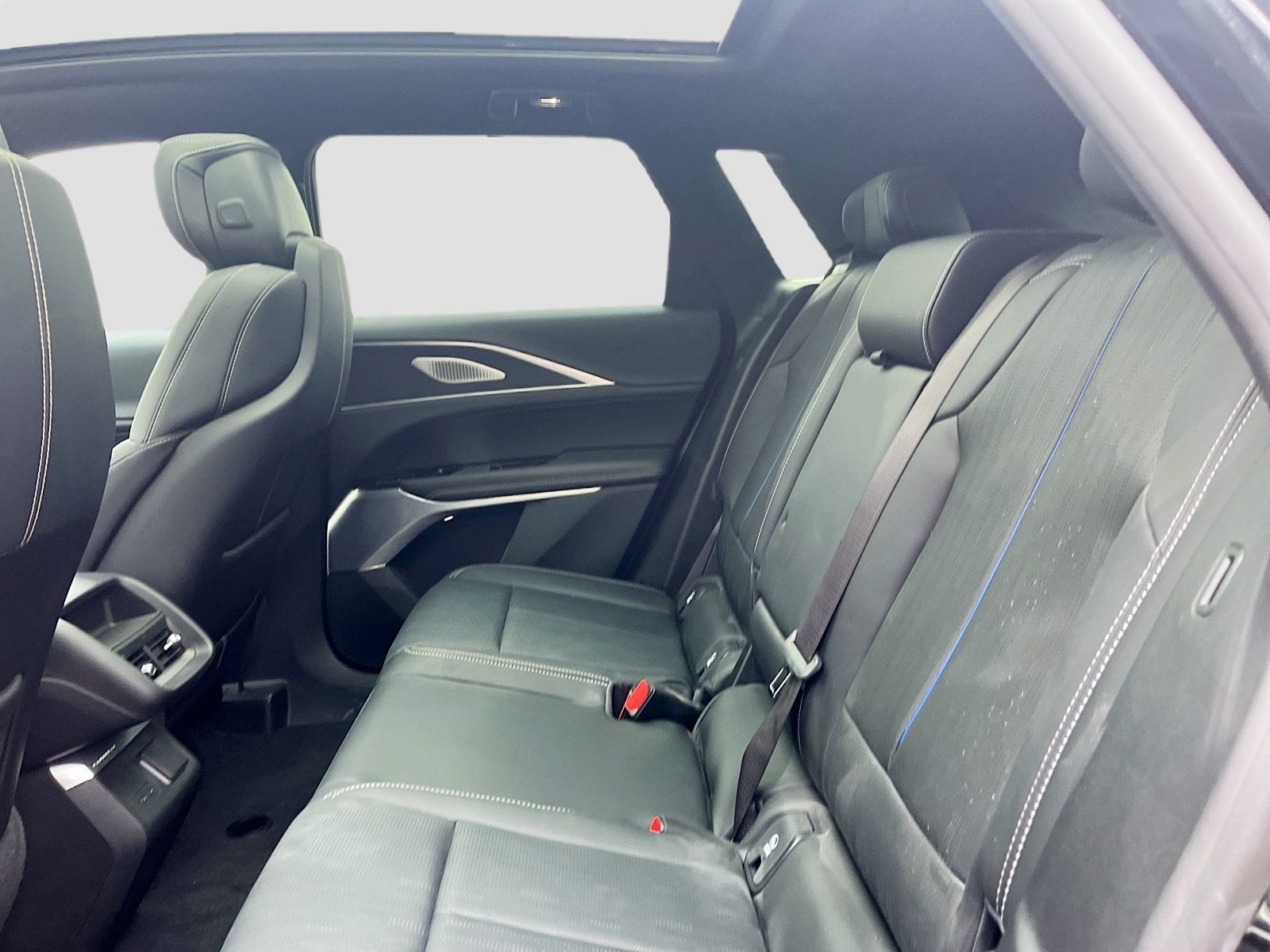 Used 2025 Cadillac Lyriq Sport AWD/4WD image 26