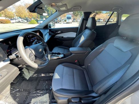 Used 2025 Chevrolet Trax LT image 24