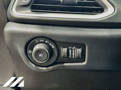 Used 2020 Chrysler Pacifica Touring-L w/ S Appearance Package FWD image 10