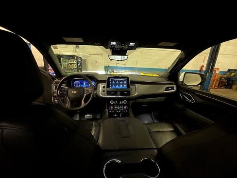 Used 2024 Chevrolet Tahoe High Country image 3