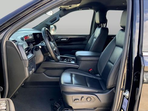 Used 2025 Chevrolet Suburban LT RWD image 8