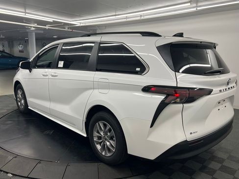 Used 2026 Toyota Sienna LE FWD image 4