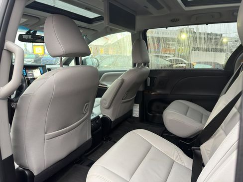 Used 2016 Toyota Sienna Limited image 13