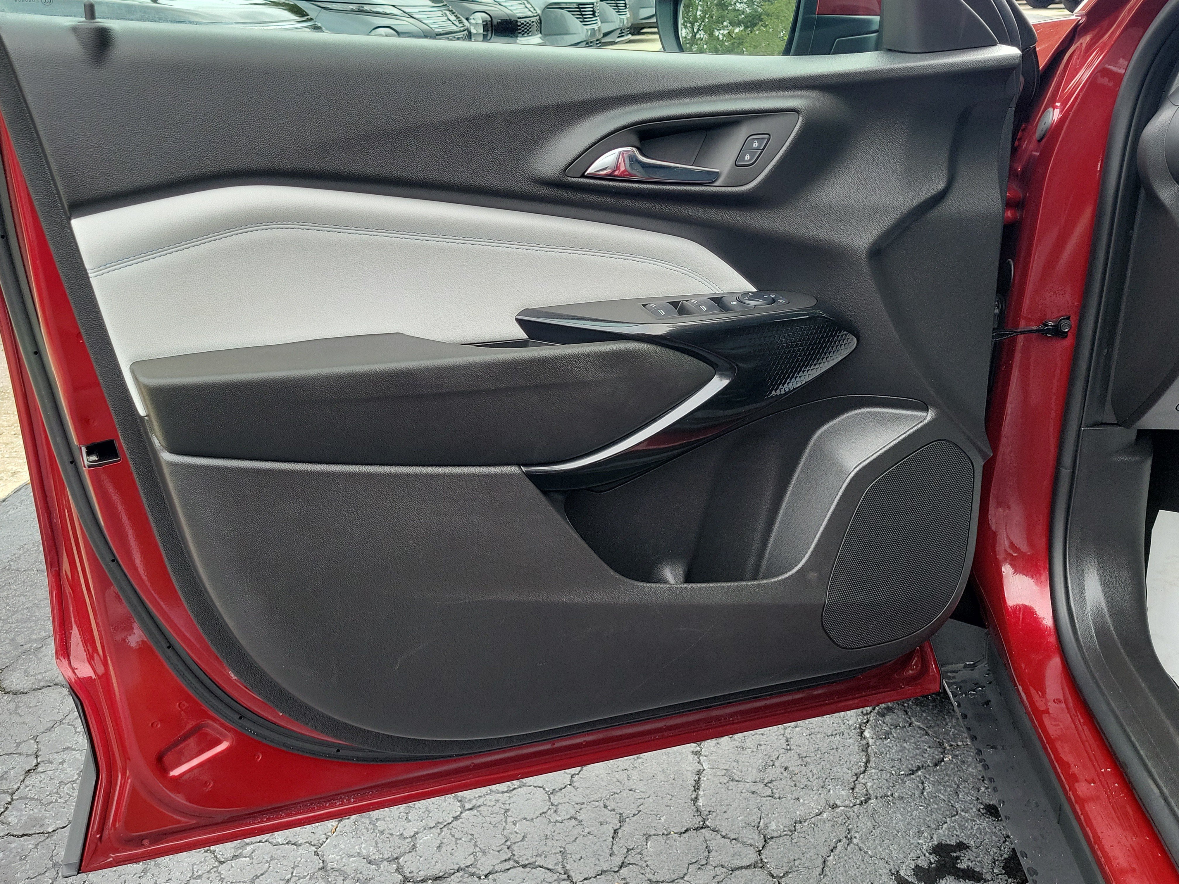 Used 2025 Chevrolet Trax LT w/ LT Convenience Package FWD image 16