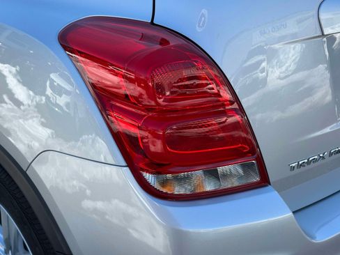 Used 2022 Chevrolet Trax LT w/ LT Convenience Package image 9
