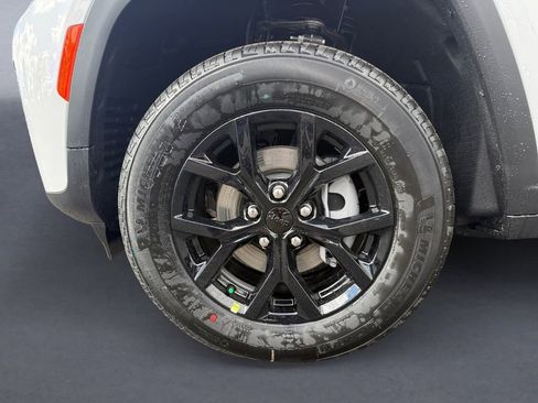 New 2026 Jeep Grand Cherokee Altitude image 9