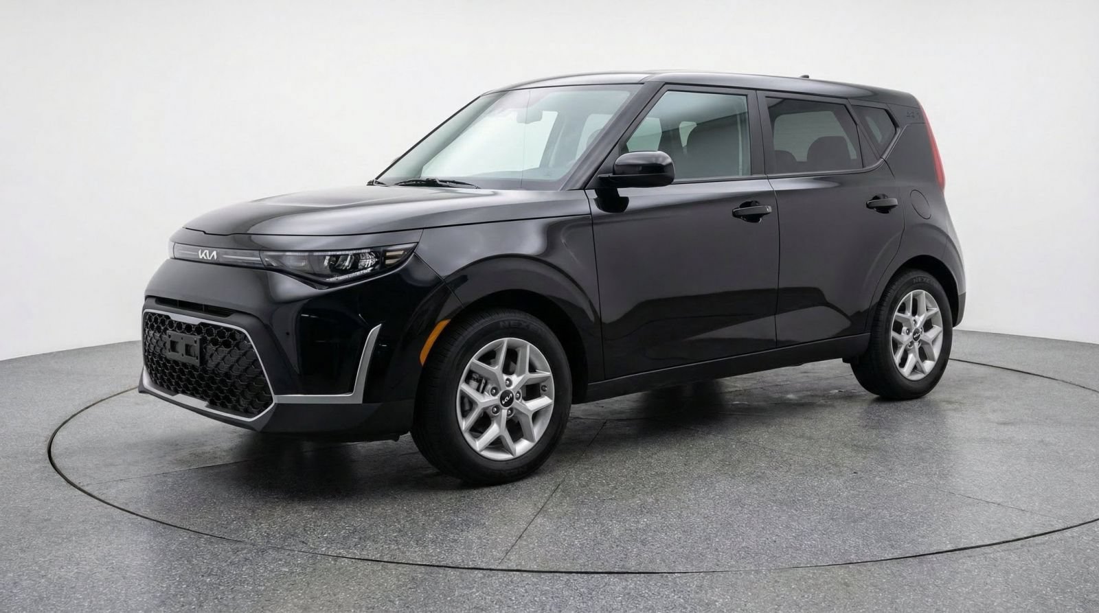 Used 2025 Kia Soul LX w/ LX Technology Package FWD image 3