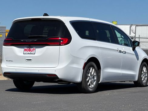 New 2027 Chrysler Pacifica Select FWD image 3