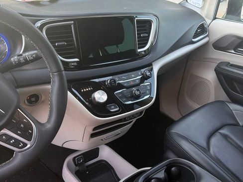 Used 2023 Chrysler Pacifica Touring-L FWD image 7